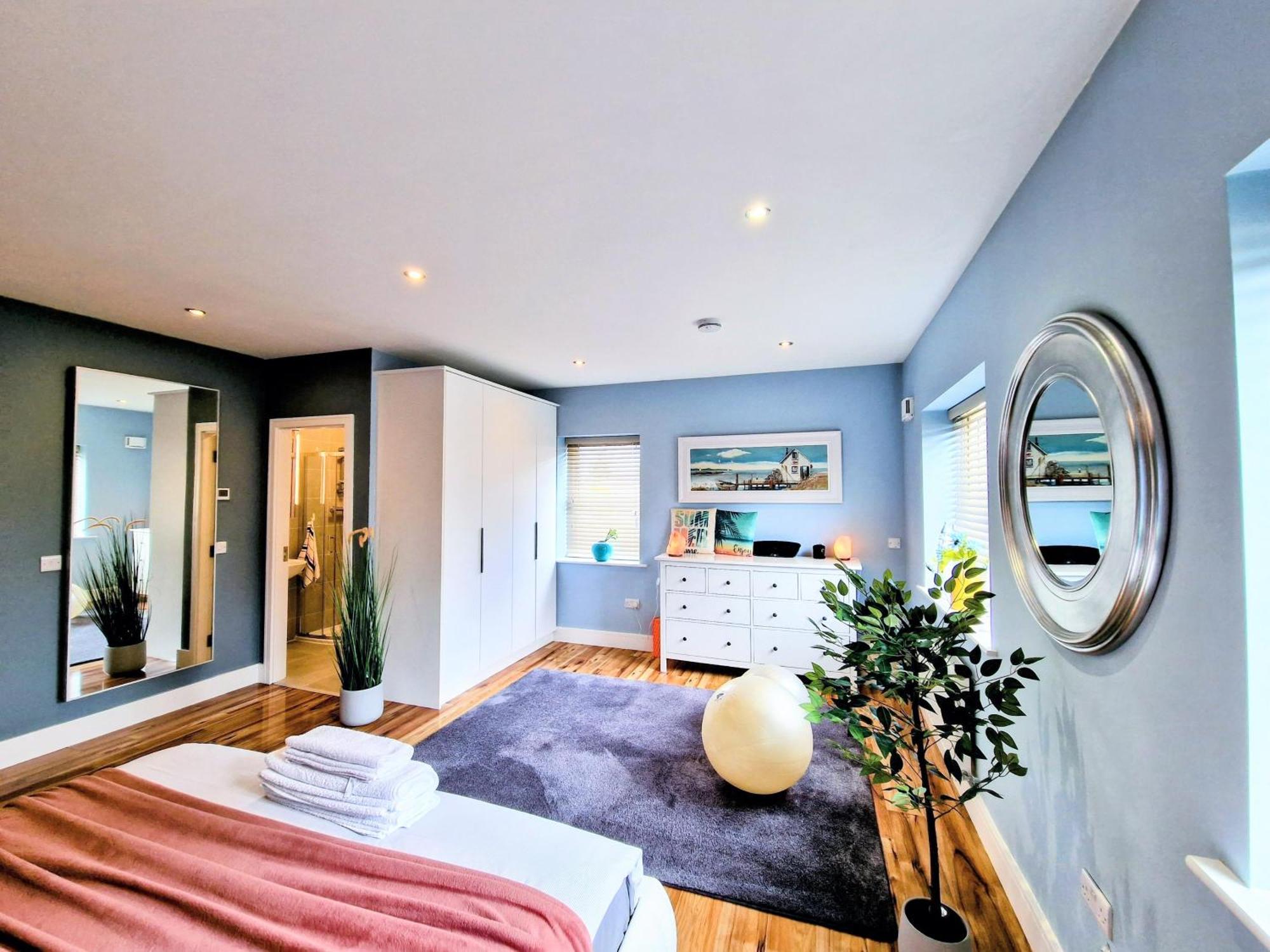 Master Bedroom With Ensuite Лукан Экстерьер фото