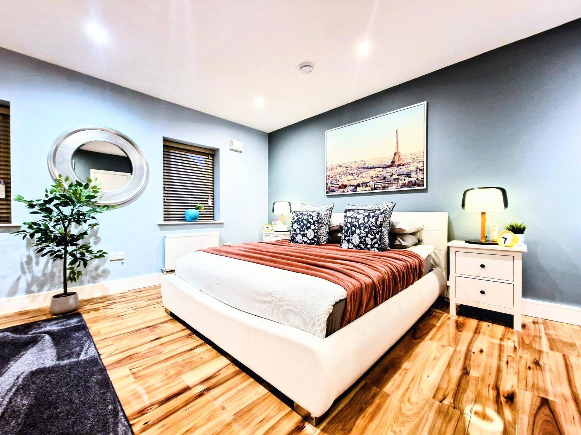 Master Bedroom With Ensuite Лукан Экстерьер фото